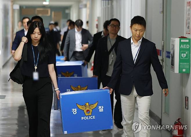 서울시선관위 압수수색 종료 (서울=연합뉴스) 이진욱 기자 = 6·3 지방선거 투표용지 부족 사태를 수사 중인 검경 합동수사본부 관계자들이 11일 서울 종로구 서울시선거관리위원회에서 압수수색을 마친 뒤 압수물이 담긴 상자를 들고 나오고 있다. 2026.6.11 cityboy@yna.co.kr
