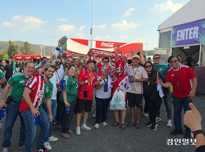 11일(현지시간) 2026 FIFA(국제축구연맹) 북중미 월드컵 대한민국과 체코의 경기가 펼쳐지는 멕시코 과달라하라 스타디움에서 한국 팬들과 멕시코 팬들이 함께 기념 촬영을 하고 있다. 2026.6.11 /과달라하라(멕시코)=이영선 기자 zero@kyeongin.com