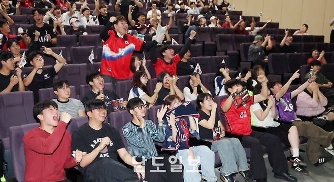 "대한민국 해냈다" 광주대 학생들 응원2026 북중미 월드컵 조별리그 A조 한국과 체코의 경기가 열린 12일 조규성 선수의 모교 광주 남구 진월동 광주대학교 호심관 대강당에서 재학생들이 승리를 기뻐하고 있다. /임문철 기자 35mm@namdonews.com