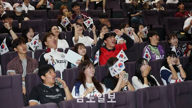 광주대 학생들 응원2026 북중미 월드컵 조별리그 A조 한국과 체코의 경기가 열린 12일 조규성 선수의 모교 광주 남구 진월동 광주대학교 호심관 대강당에서 재학생들이 손흥민의 슛이 골대를 벗어나자 아쉬어 하고 있다. /임문철 기자 35mm@namdonews.com