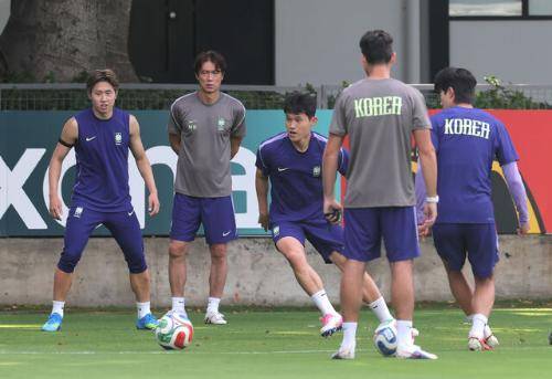 ◇한국 축구 국가대표팀 홍명보 감독이 2026 북중미 월드컵 체코와의 조별리그 1차전을 하루 앞둔 11일(한국시간) 멕시코 과달라하라 인근 사포판의 치바스 바예 베르데에서 훈련을 지도하고 있다. 사진=연합뉴스