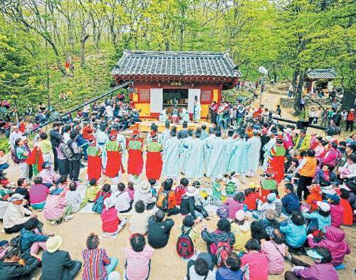 ◇천년 축제이자 유네스코 인류무형문화유산인 강릉단오제의 대표 콘텐츠 가운데 하나인 신통대길 길놀이(왼쪽)와 단오제의 서막을 알리는 국사성황제