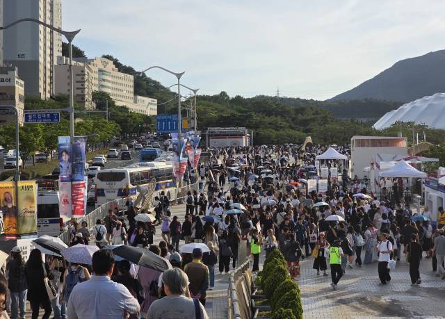 12일 오후 5시 BTS 부산 콘서트가 열리는 부산아시아드주경기장으로 관광객들이 이동하고 있다. 김재량 기자 ryang@
