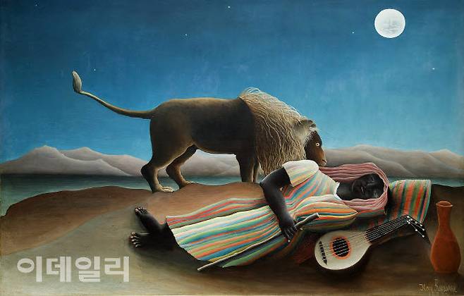 앙리 루소의 ‘잠자는 보헤미안 여인’(1897). 수많은 루소의 걸작 중 가장 신비롭고 시적인 작품으로 꼽힌다. 사막, 만돌린, 잠든 여인, 사자, 달빛 등 이질적이고 이국적인 조합으로 무의식 혹은 꿈의 세계를 시각화했다. 특히 맹수인 사자가 잠든 사람을 덮치지 않고 지켜만 보는 설정은 지극히 비현실적인데, 산업화·도시화가 빠르게 진행되던 19세기 말 유럽에서 인간 문명과 자연이 조화롭게 공존하는 이상을 암시했다고도 읽힌다. 훗날 초현실주의가 추구한 방식과 흡사하지만 그보다 30여년을 앞섰다. 이후 살바도르 달리, 르네 마그리트 등 후대 초현실주의 화가들에게 엄청난 영향을 끼쳤다. 캔버스에 유채, 129.5×200.7㎝. 뉴욕현대미술관(미국 뉴욕) 소장.