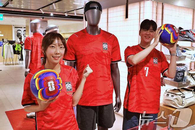 8일 서울 중구 소공동 롯데백화점 본점에서 모델들이 2026 FIFA 북중미 월드컵 공식 굿즈를 소개하고 있다. 월드컵 공식 후원사 '비자(Visa)'와 함께하는 행사로, 기간 중 롯데백화점에서 비자카드로 구매하는 고객에게 축구공 등의 한정판 굿즈를 증정한다. 또한, 잠실 롯데월드몰에서는 ‘2026 FIFA 월드컵 공식 스트레스볼’을 선착순 제공한다. (롯데백화점 제공. 재판매 및 DB금지) 2026.6.8 ⓒ 뉴스1