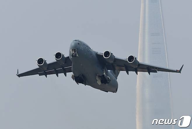 미 공군이 운용하는 C-17 '글로브마스터' 수송기. <자료사진> 2023.10.18 ⓒ 뉴스1 구윤성 기자