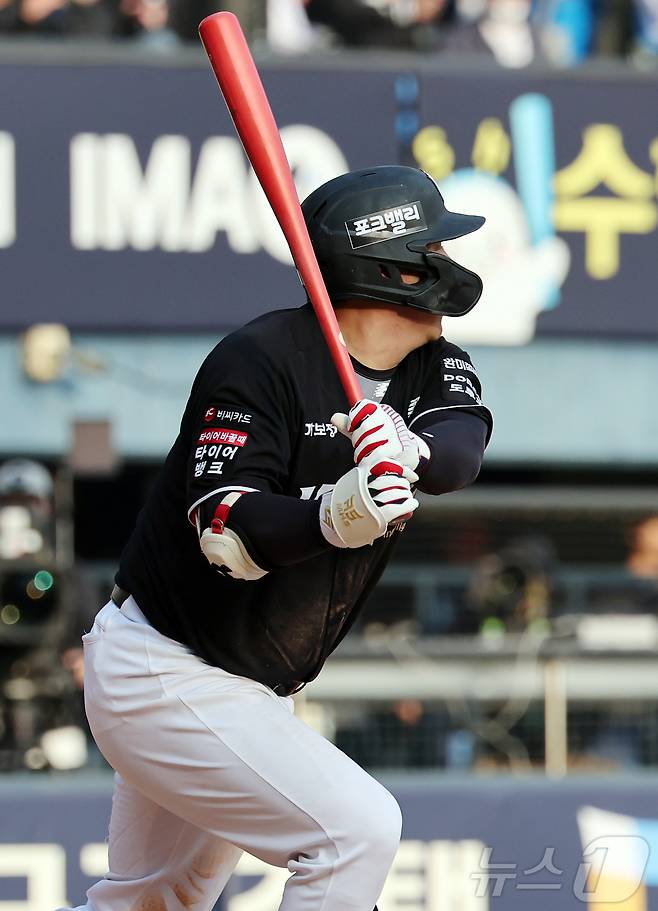 29일 서울 송파구 잠실야구장에서 열린 '2026 신한 SOL KBO리그' KT 위즈와 LG 트윈스의 경기, KT 김현수가 9회초 무사 1,3루 상황에서 역전 적시타를 치고 있다. 2026.3.29 ⓒ 뉴스1 김진환 기자