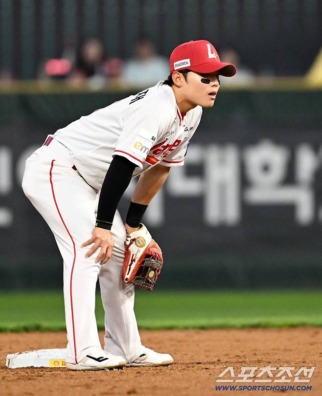 15일 인천SSG랜더스필드에서 열린 SSG와 두산의 경기. SSG 정준재가 수비를 하고 있다. 인천=박재만 기자 pjm@sportschosun.com/2026.04.15/
