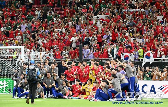 12일(한국시각) 멕시코 과달라하라 사포판의 에스타디오 과달라하라에서 열린 2026 북중미월드컵 대한민국과 체코의 경기. 대한민국이 2대1로 승리했다. 붉은 악마와 승리의 기쁨을 나누는 선수들의 모습. 사포판(멕시코)=허상욱 기자wook@sportschosun.com/2026.06.12/