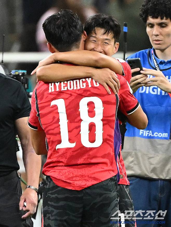 12일(한국시각) 멕시코 과달라하라 사포판의 에스타디오 과달라하라에서 열린 2026 북중미월드컵 대한민국과 체코의 경기. 대한민국이 2대1로 승리했다. 손흥민과 오현규가 기쁨을 나누고 있다. 사포판(멕시코)=허상욱 기자wook@sportschosun.com/2026.06.12/