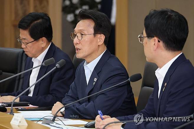 김민석 국무총리가 11일 세종시 정부세종청사에서 열린 국민참정권 침해 관련 관계장관회의를 주재하고 있다./사진=연합뉴스