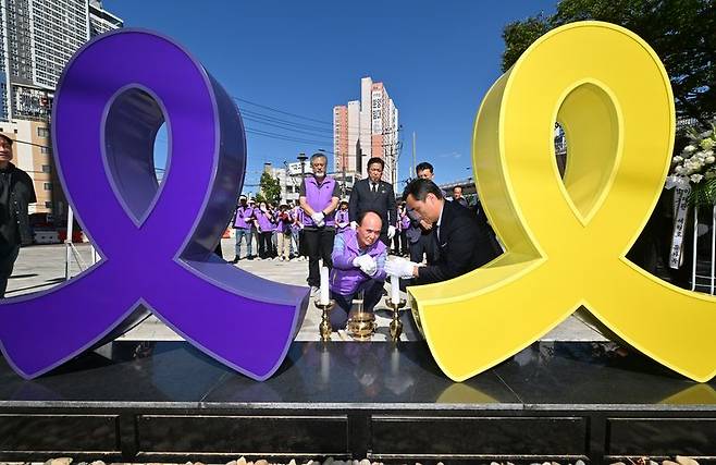 지난 2024년 9월 김영백 10·29 이태원 참사 유가족 광주대표가 광주 남구 백운광장에서 열린 세월호·이태원 참사 안전사고 희생자 추모 조형물 제막식에서 분향하고 있다. 뉴시스