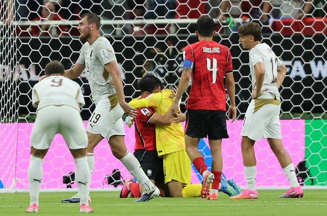 대한민국 축구국가대표팀 오현규와 김승규 골키퍼가 11일(현지시간) 멕시코 할리스코주 사포판 과달라하라 스타디움에서 열린 2026 북중미 월드컵 A조 조별리그 1차전 대한민국과 체코의 경기에서 2대1 승리를 확정한 뒤 기쁨을 나누고 있다.뉴스1