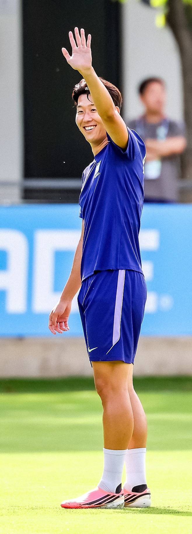 체코전을 하루앞둔 10일 (현지시간) 축구대표팀 손흥민이 멕시코 과달라하라 치바스 바예 베르데 베이스캠프에서 손을 흔들고 있다. 강정현 기자