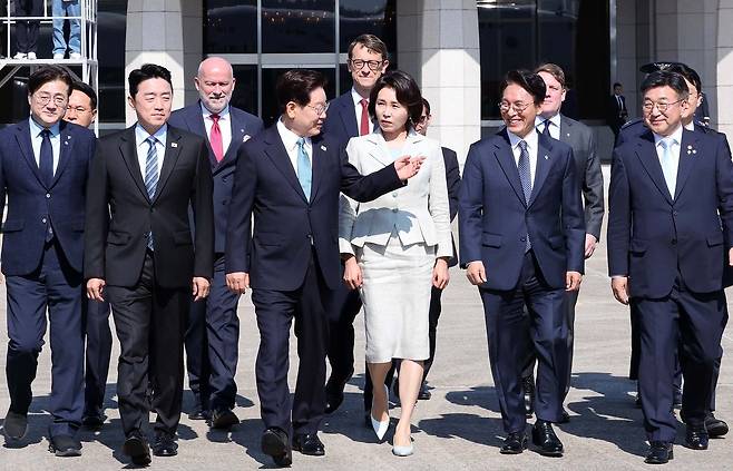 이재명 대통령과 김혜경 여사가 지난 9일 주요 7개국(G7) 정상회의 참석과 유럽 순방을 위해 경기도 성남시 서울공항에서 공군 1호기를 타고 출국했다. 이날 공항에는 김민석 국무총리와 강훈식 비서실장 등이 나와 이 대통령 내외를 환송했다. 정청래 대표 등 더불어민주당 지도부는 공항에 나오지 않았다. 청와대사진기자단