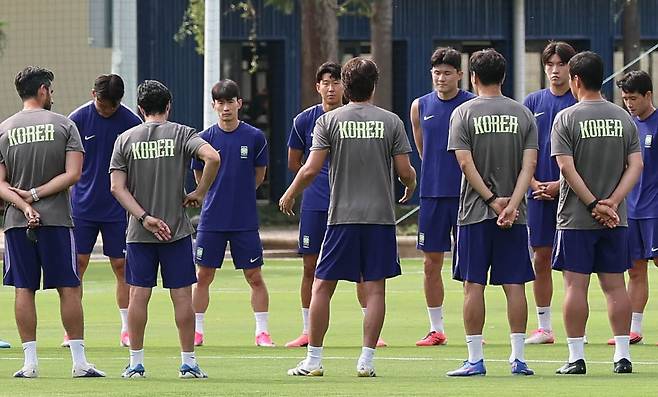 한국 축구 국가대표팀 선수들이 북중미 월드컵 체코와의 조별리그 1차전을 하루 앞둔 10일(현지시간) 멕시코 과달라하라 인근 사포판의 치바스 바예 베르데에서 훈련을 하기 앞서 홍명보 감독의 지시 사항을 듣고 있다. 강정현 기자