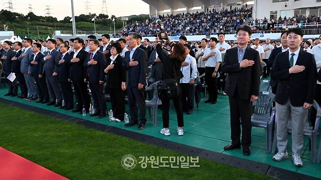 ▲ 제61회 강원도민체육대회가 12일 동해웰빙레포츠타운에서 개회식을 갖고 막을 올린 가운데 경민현 강원도민일보 사장(오른쪽 두번째)을 비롯한 내외빈들이 국민의례를 하고 있다. 김정호 기자