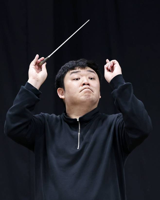 지난 9일 경기도 수원시 원 인계동 경기아트센터에서 열린 경기필하모닉 리허설에서 윤한결 지휘자가 지휘하고 있다. 사진=이솔 기자