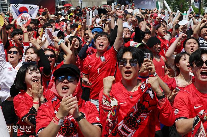 2026 북중미 월드컵 체코전이 열린 11일 서울 광화문광장에서 거리 응원전에 참여한 시민들이 대한민국 국가대표팀을 응원하고 있다. 정효진 기자