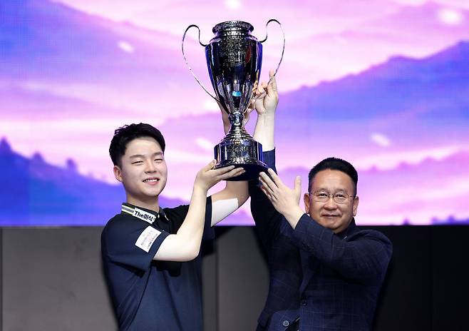 ‘18세 신성’ 김영원이 통산 네 번째 PBA투어 우승컵을 들어올렸다. PBA 제공