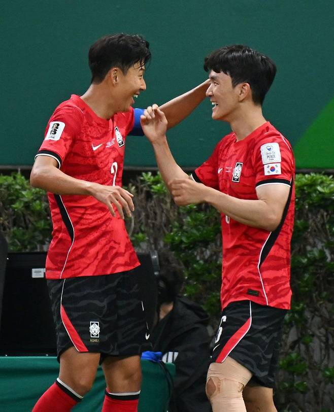 12일(한국시각) 멕시코 사포판 과달라하라 스타디움에서 열린 2026 북중미 월드컵 A조 1차전 한국과 체코의 후반 경기. 황인범이 동점골을 넣고 손흥민선수와 환호하고 있다. 과달라하라(멕시코)=이한형기자
