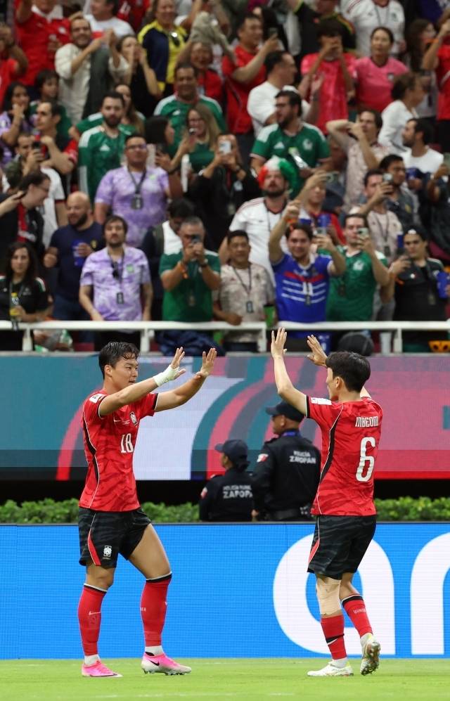 오현규와 황인범, 체코전 승리의 영웅들이다. 사진=연합뉴스 제공