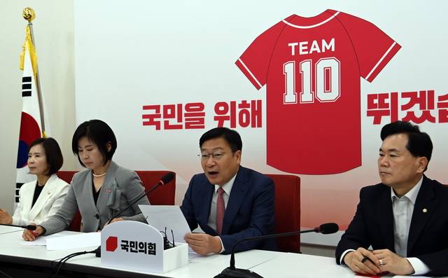 ‘팀 110’ 빨간 유니폼 배경으로… : 정점식(오른쪽 두 번째) 국민의힘 신임 원내대표가 12일 오전 국회에서 기자간담회를 열고 현안 관련 입장을 밝히고 있다. 정 원내대표 뒤로 배경판에 국민의힘 국회의원 숫자를 상징하는 ‘팀 110’ 글귀가 쓰인 빨간색 유니폼이 그려져 있다. 곽성호 기자