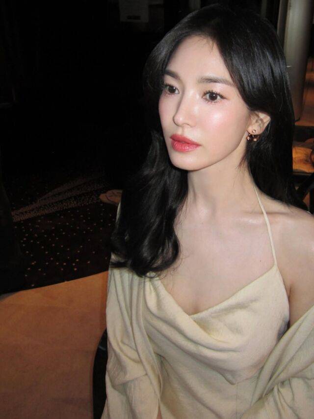송혜교가 변함없는 미모와 고혹적인 분위기로 팬들의 시선을 사로잡았다. / 송혜교 SNS