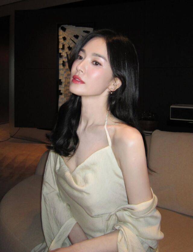 송혜교가 변함없는 미모와 고혹적인 분위기로 팬들의 시선을 사로잡았다. / 송혜교 SNS