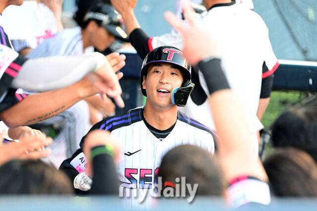LG 송찬의가 1회말 2사 1.2루서 3점 홈런을 친 뒤 기뻐하고 있다./마이데일리
