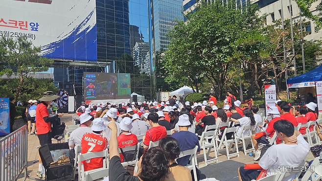 12일 오전 10시께 서울 영등포구 한국투자증권 앞. 한국과 체코의 경기를 1시간 앞두고 시민들이 응원을 준비하고 있다. 이우중 수습기자