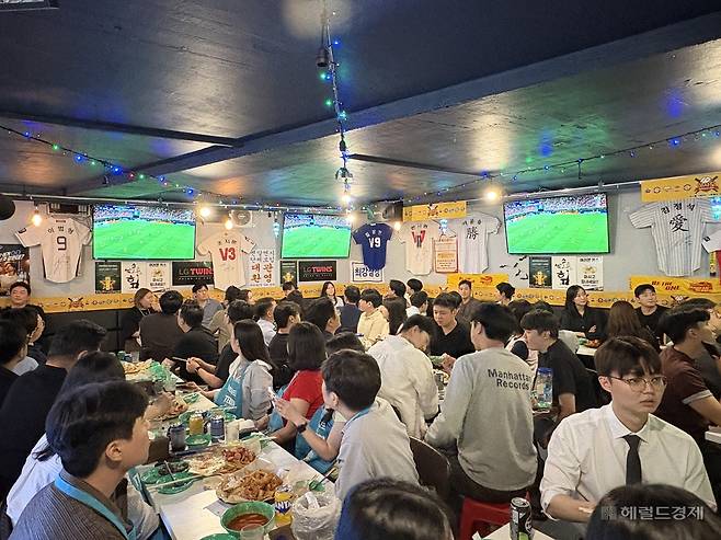 12일 오후 12시20분께 서울 종로구 세종대로 사거리 인근 ‘금성슈퍼’가 월드컵 경기를 관람하는 예약 손님으로 만석인 모습. 윤승현 수습기자