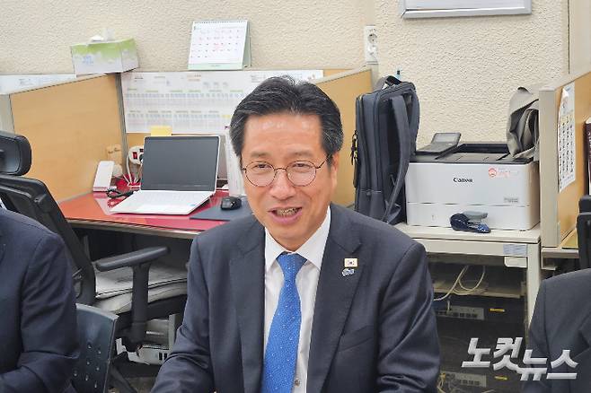 기자회견을 하고 있는 정영두 당선인. 이형탁 기자