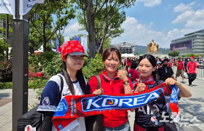 12일 오후 서울 광화문 광장에 '2026 북중미 월드컵' 거리 응원을 나온 시민 박채연(26·가운데)씨와 친구들. 송선교 기자