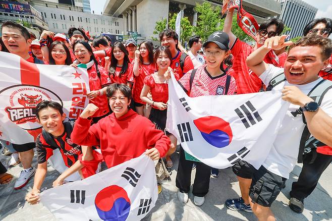 대한민국과 체코의 '2026 FIFA 북중미 월드컵' 조별리그 1차전이 열린 12일 서울 종로구 광화문광장에서 거리응원이 열린 가운데 2대1로 역전승을 거두자 시민들이 환호하고 있다.