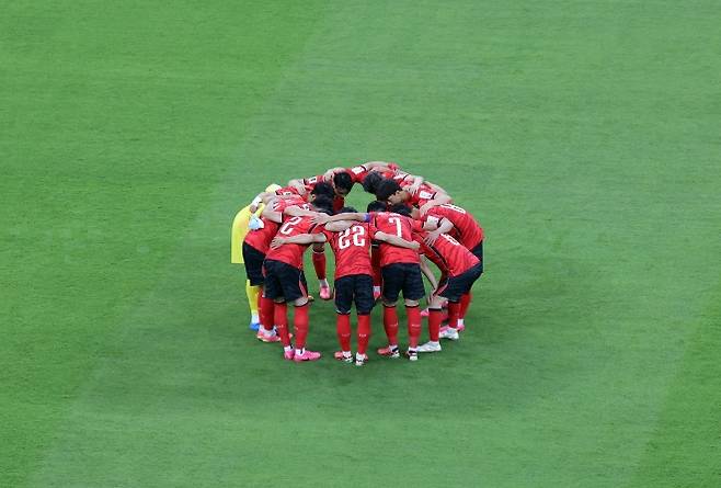 승리 결의 다지는 한국 축구 대표팀 - 11일(현지시간) 멕시코 사포판 과달라하라 스타디움에서 열린 2026 북중미 월드컵 A조 1차전 한국과 체코의 경기에서 한국 선수들이 경기 시작 전 머리를 맞대고 승리를 다짐하고 있다. 2026.6.12 연합뉴스