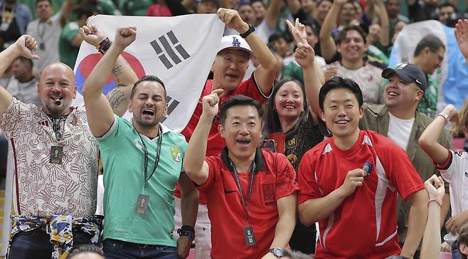 12일(한국 시간) 멕시코 과달라하라 스타디움에서 열린 2026 북중미 월드컵 조별리그 A조 1차전 한국 대 체코 경기에서 한국 응원단과 멕시코 팬들이 함께 태극전사를 응원하고 있다. 연합뉴스