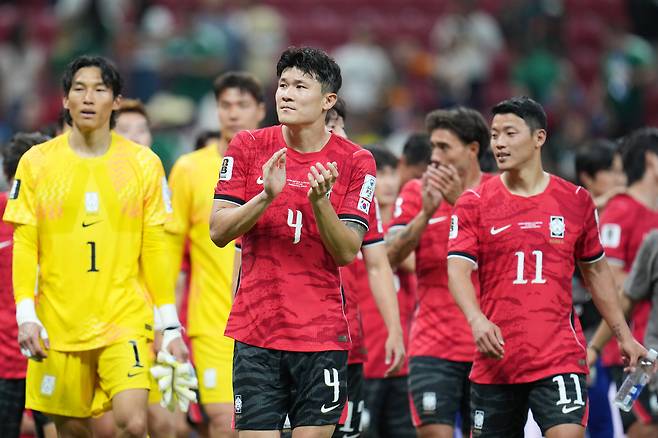 축구대표팀 골키퍼 김승규와 수비수 김민재 등이 12일 북중미월드컵 체코전에서 승리한 뒤 그라운드를 돌며 팬에게 인사하고 있다. AP연합뉴스