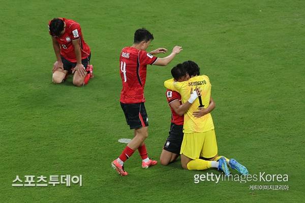 동료들과 껴안은 김승규 / 사진=Gettyimages 제공
