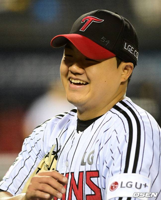 LG 장현식이 11일 SSG전에서 6회초를 마친 뒤 미소 짓고 있다. /사진=OSEN
