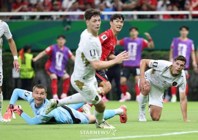 2026 북중미월드컵 A조 예선 대한민국-체코전이 12일(한국 시간) 멕시코 과달라하라 에스타디오 아크론에서 열렸다. 황인범이 체코 골키퍼를 제치는 동점골을 터뜨리고 있다 /사진=김진경 대기자.
