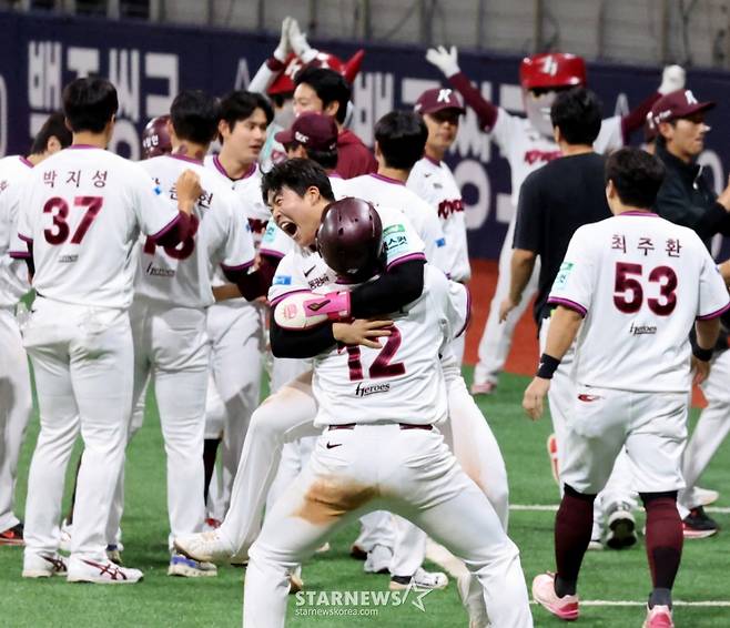 9회말 대타로 나와 추격점을 올린 키움 여동욱이 12일 고척스카이돔에서 열리는 2026KBO리그 키움히어로즈와 한화이글스 경기에서 승리한 후 김건희에 안기며 환호하고 있다. 2026.06.12. /사진=강영조 cameratalks@