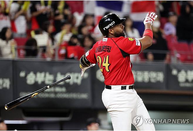 홈런 치는 아데를린 (광주=연합뉴스) 조남수 기자 = 6일 광주기아챔피언스필드에서 열린 프로야구 한화 이글스와 KIA 타이거즈의 경기. KIA 아데를린이 6회말 2사에서 솔로홈런을 때리고 있다. 2026.5.6 iso64@yna.co.kr