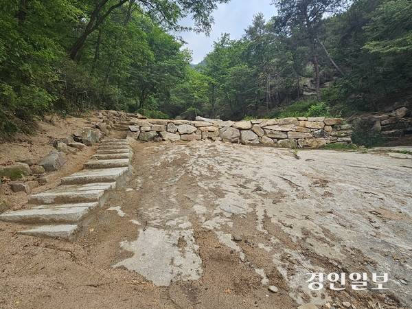 굿당 불법건축물이 철거된 불암산 계곡이 오솔길과 자연석으로 정비돼 있다. 2026.6.11 남양주/이종우기자 ljw@kyeongin.com