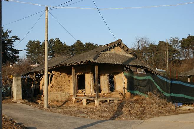 인구감소지역과 인구소멸지역에 배분하는 지방소멸대응기금의 집행률은 은 2022년 이후 점점 낮아지고 있다. 대구경북의 지자체에도 30% 이하의 집행률을 보이거나 심지어 집행을 하나도 하지 않아 0%인 곳도 있다. 사진은 경북 지역의 한 빈집. <영남일보 DB>
