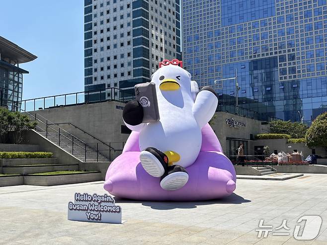부산역 광장에 설치된 부산시 소통캐릭터 '부기' 조형물. BTS 팬들을 환영하는 의미로 만들어졌다. 2026.6.12 ⓒ 뉴스1 홍윤 기자