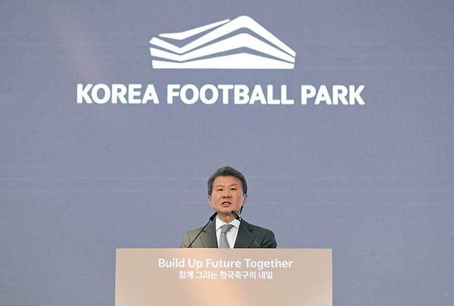 기념사하는 정몽규 대한축구협회장
(천안=연합뉴스) 류영석 기자 = 정몽규 대한축구협회장이 7일 충남 천안 코리아풋볼파크에서 열린 공식 개관식에서 기념사를 하고 있다. 2026.4.7
