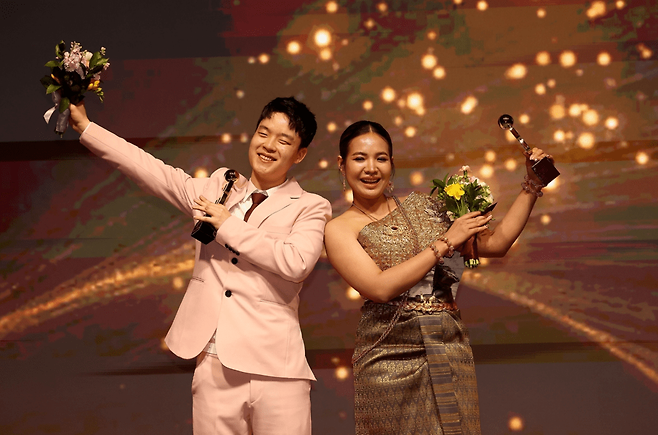 지난 3월 열린 'PBA 골든 큐 어워즈 2026'에서 베스트 드레서상을 받은 김영원과 스롱 피아비. 시상식 무대를 화려하게 수놓았던 두 선수는 석 달 뒤 하이원리조트 챔피언십에서 하루 차이로 나란히 우승 트로피를 들었다. PBA 제공