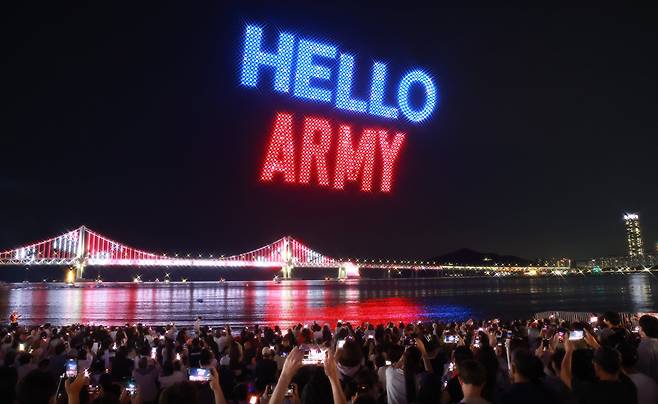 <YONHAP PHOTO-8299> BTS 부산 공연 축하 광안리 M 드론 라이트쇼 (부산=연합뉴스) 강선배 기자 = BTS 부산 공연을 맞아 12일 밤 부산 수영구 광안리해수욕장에서 'BTS 월드투어 아리랑 IN 부산'을 환영하는 드론 라이트 쇼가 펼쳐지고 있다. 2026.6.12 sbkang@yna.co.kr/2026-06-12 23:53:09/<저작권자 ⓒ 1980-2026 ㈜연합뉴스. 무단 전재 재배포 금지, AI 학습 및 활용 금지>