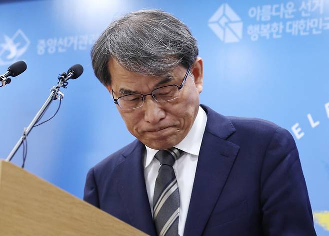 노태악 중앙선거관리위원장이 5일 오후 경기 과천 중앙선관위에서 ‘투표용지 부족 사태’ 관련 대국민 사과를 마치고 회견장을 나서고 있다. 뉴스1
